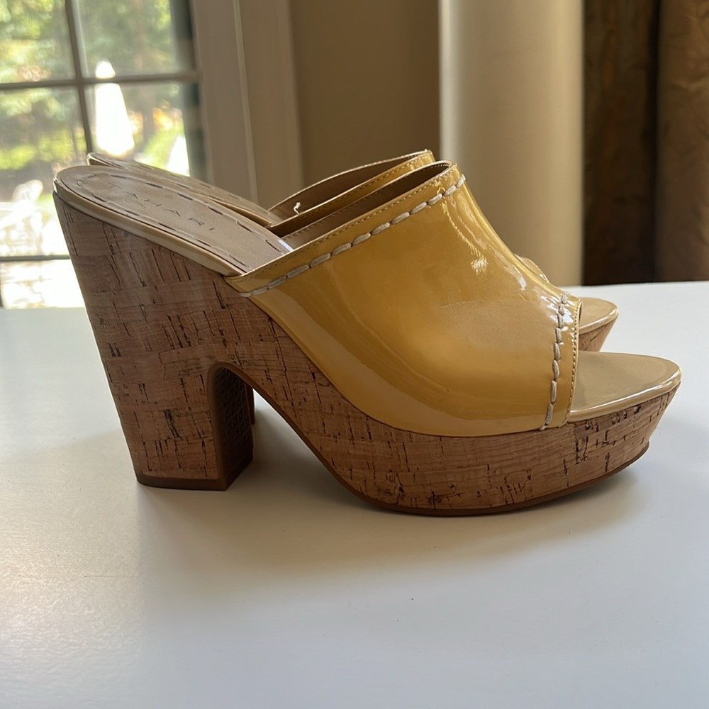 Tahari Miami Beige Patent Leather Cork Sandals 8 1/2 - Picture 3 of 6